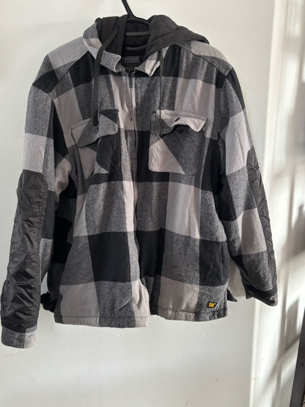 Caterpillar CAT insulated plaid jacket sweater size medium grey black GUC hooded